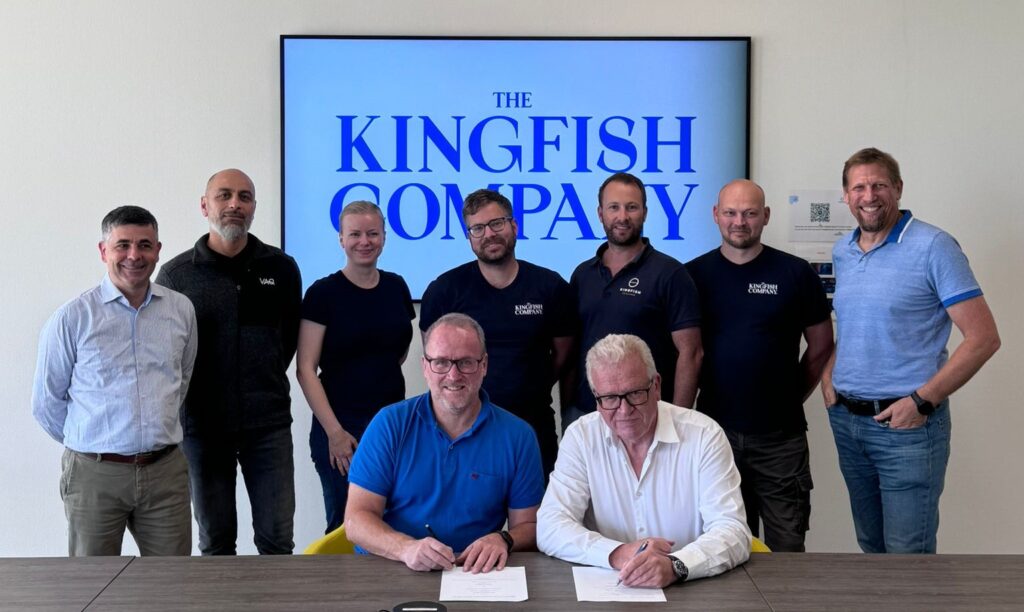 The Kingfish Company and VAQ sign deal for Zeeland Phase III. Back: Jean-Charles Valette (TKC CFO), Felipe Esquivel (VAQ Senior Project Engineer), Tilla Øygard Holtermann (VAQ Dept Manager Process & Biology), Bram Rohaan (TKC Head of Operations), Wesley Farrant (TKC Lead Electrical Engineer), Huibert Cornelisse (TKC Technical Specialist), Christiaan de Wet (TKC Head of Design & Engineering)
Front: Sondre Høidalen (VAQ CEO), Vincent Erenst (TKC CEO)
