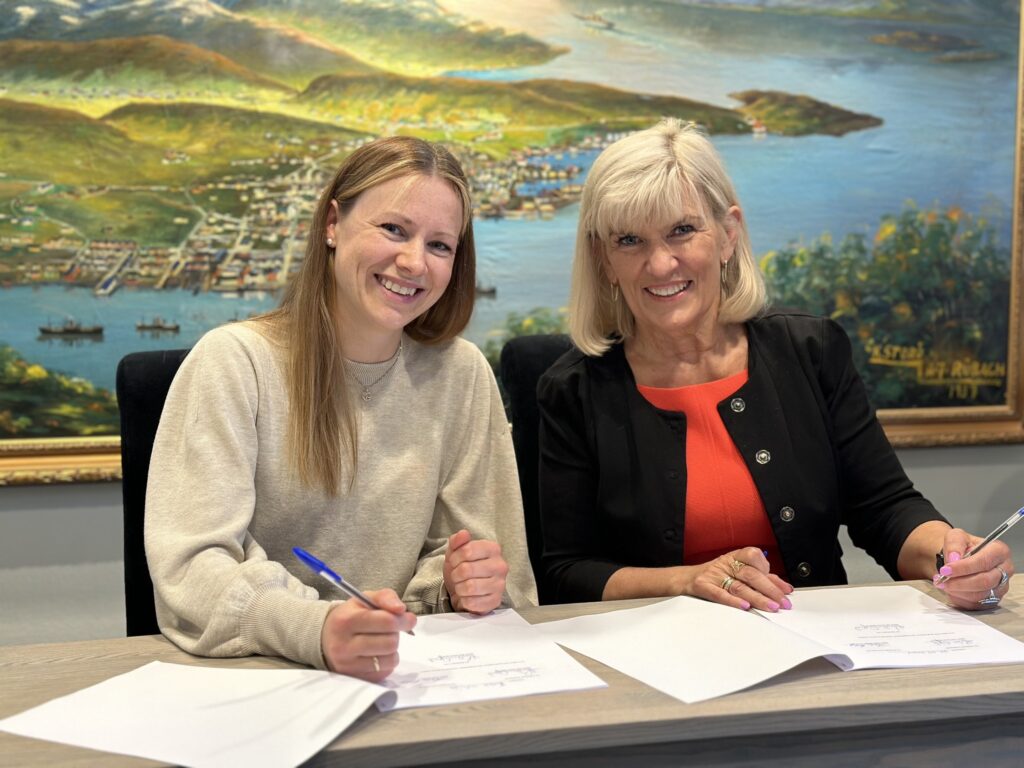 Nordlaks' owner, Therese Berg (left), and the mayor of Harstad, Kari-Anne Opsal, signed the contract for land purchase at Rødskjær outside Harstad