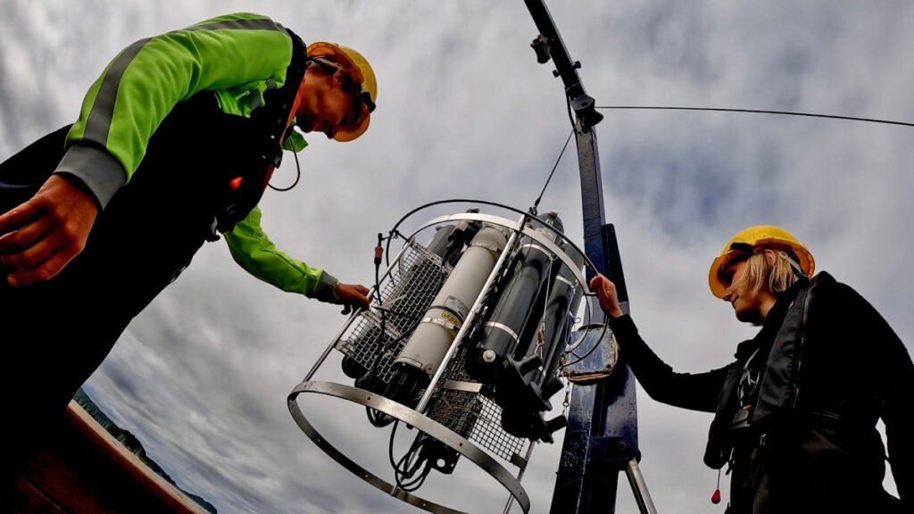 Drs Kim Last (left) and Helena Reinardy sampling for sea lice  (photo: SAMS)